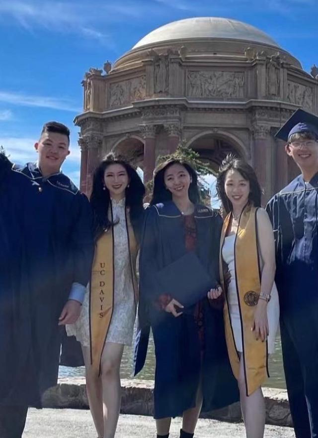 Ethan Meng and fellow 2022 MSBA graduates at the Palace of Fine Arts in San Francisco