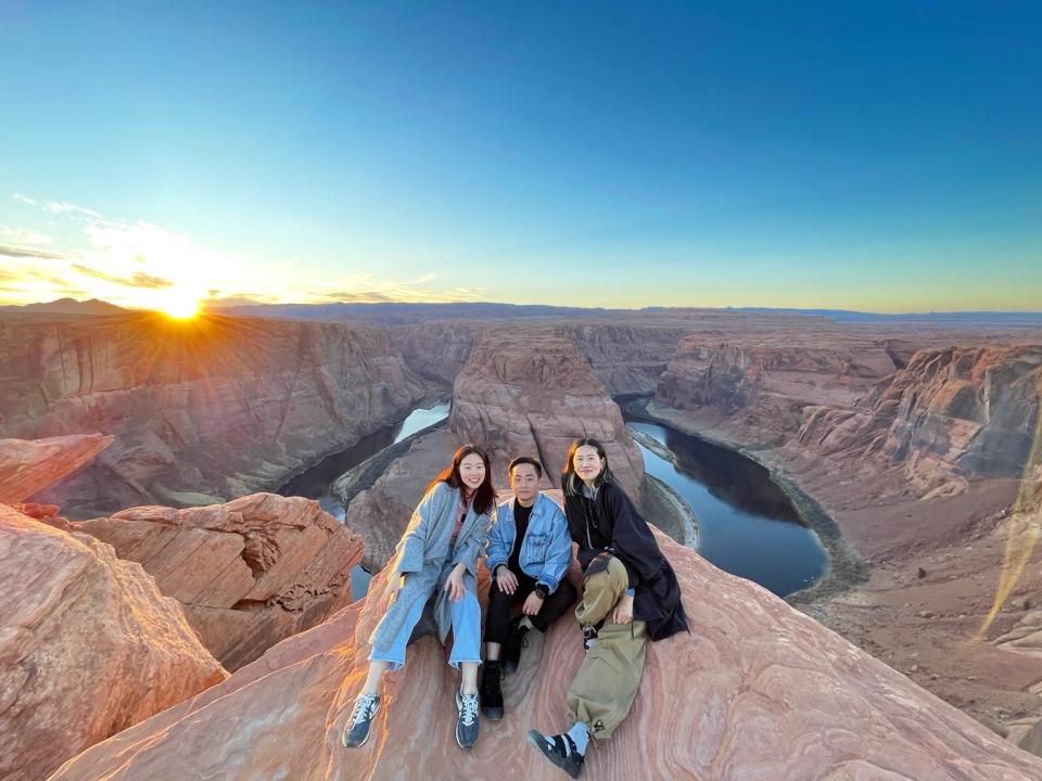 Yuna Kim and two students at the edge of a canyon